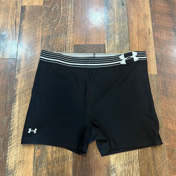 Under Armour booty shorts M (5000D) - Picture 1 of 3